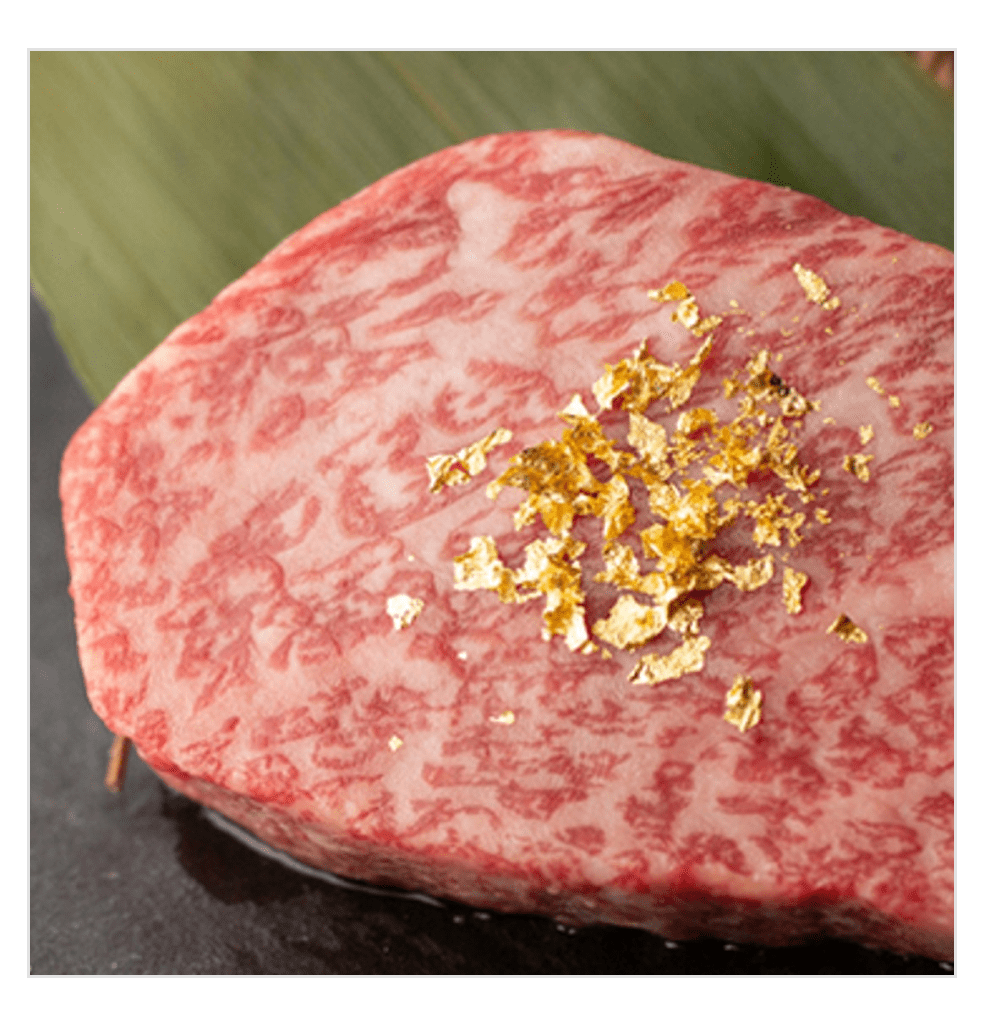 さしがきれいな牛肉の上に金粉
