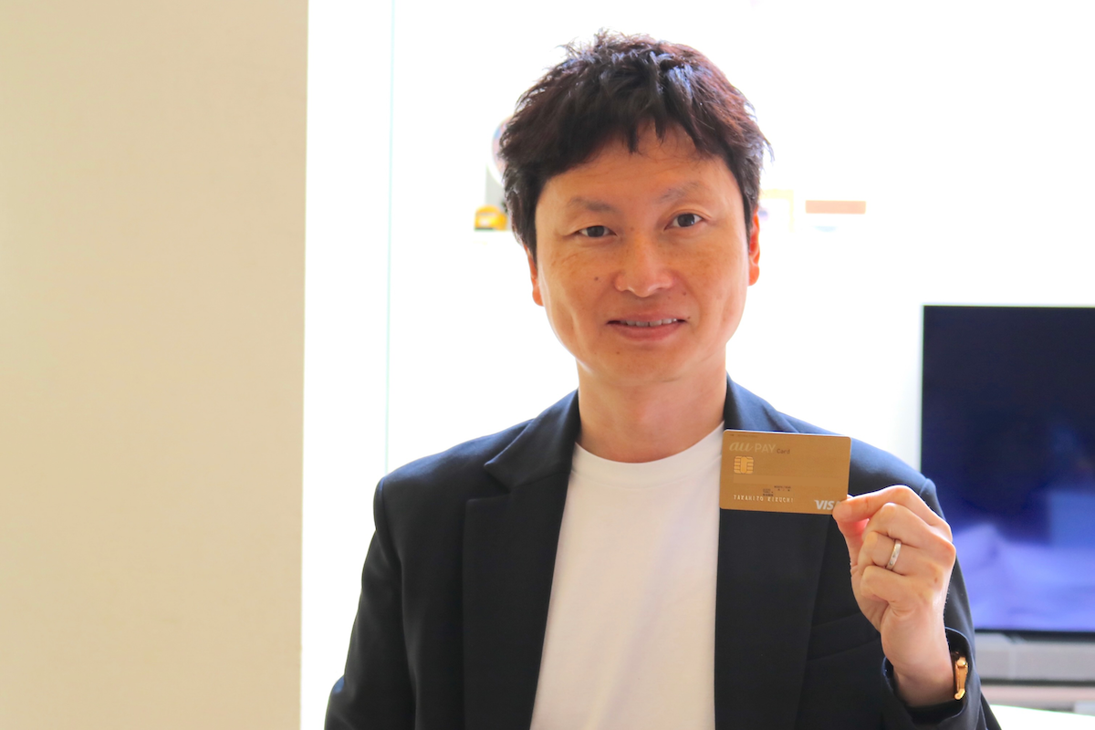 写真：ゴールドカードを持つ菊地さん