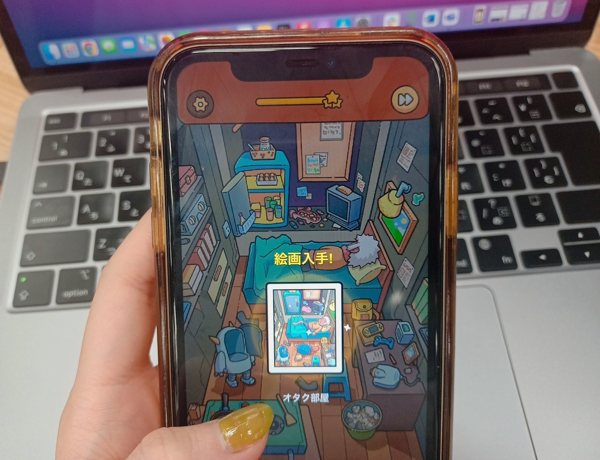 写真:PCの前でゲームをする手元