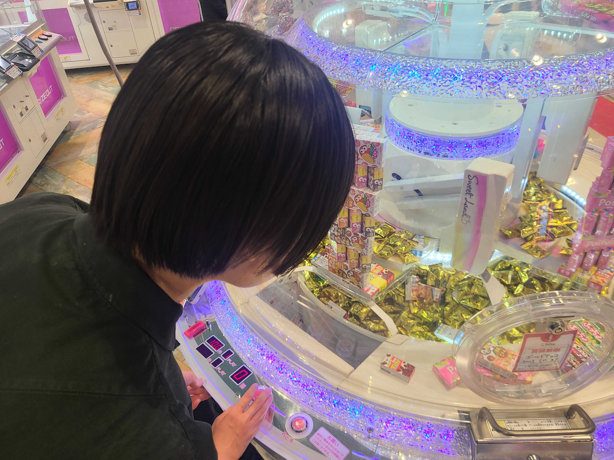 写真:クレーンゲームで遊ぶすだち