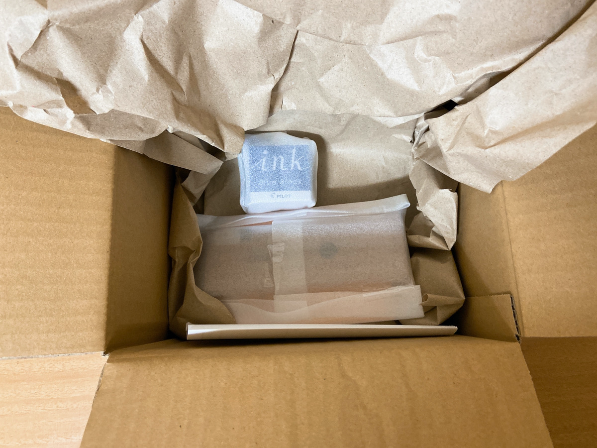 写真:ダンボールの中にある包装された商品たち。