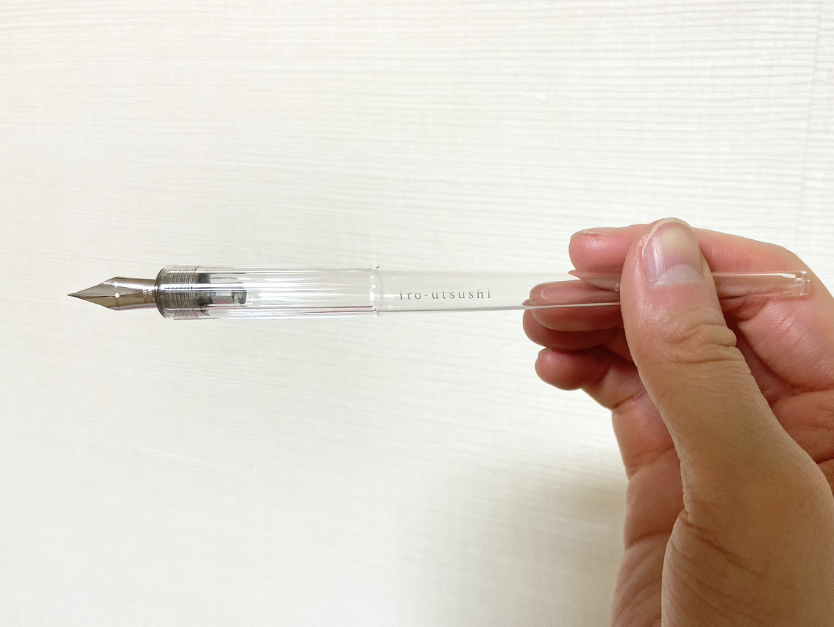 写真:万年筆を手に持った様子。