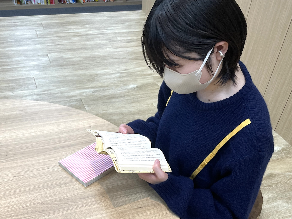 写真:読書中のすだち