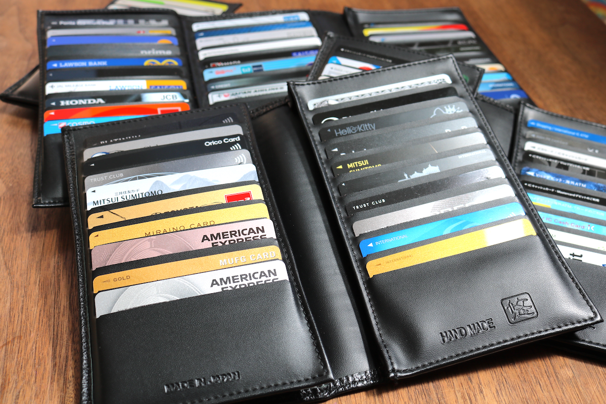 写真：菊地さんが持つクレジットカードケース