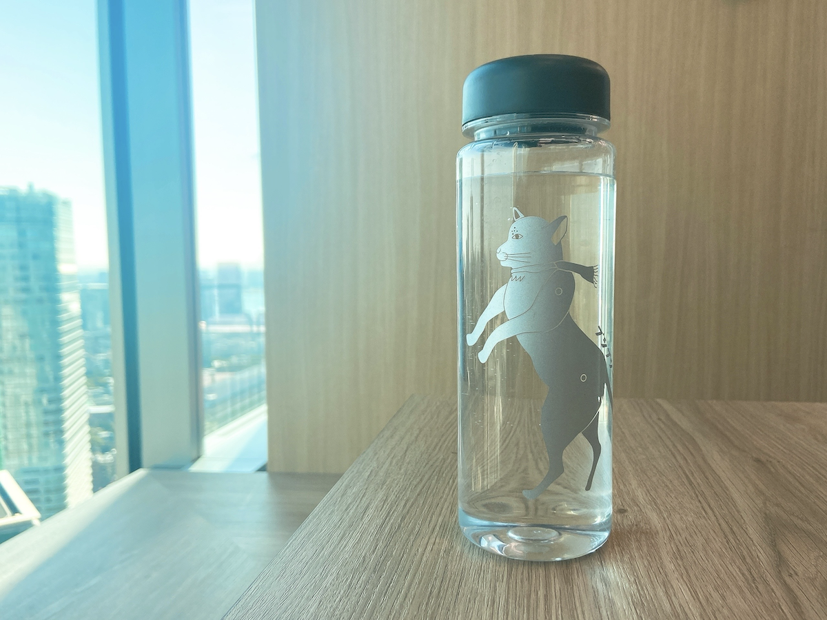 写真:会社の机に置いたタンブラー
