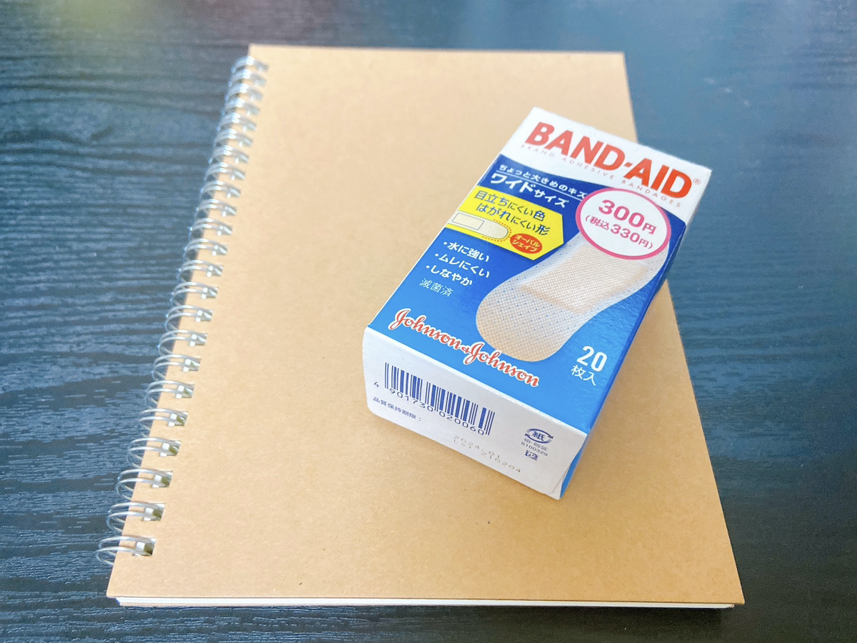 写真:ダイソーで購入したノートと絆創膏
