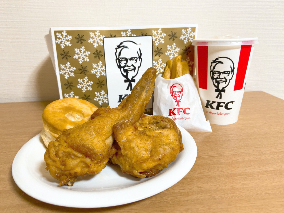 写真:購入品の中身。チキン、ビスケット、フライドポテト、ドリンクが並んでいる。