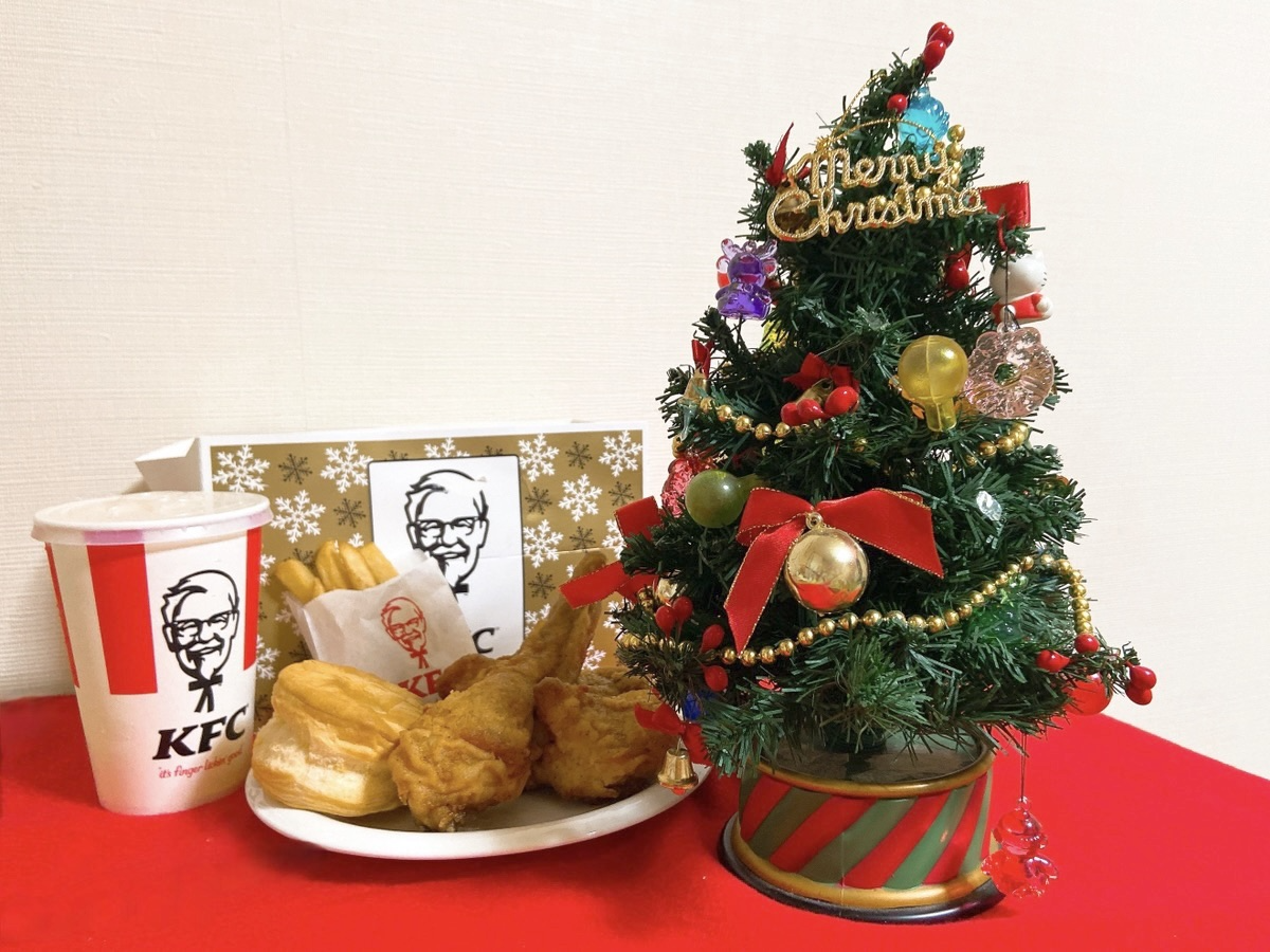 写真:ケンタッキーとミニクリスマスツリー