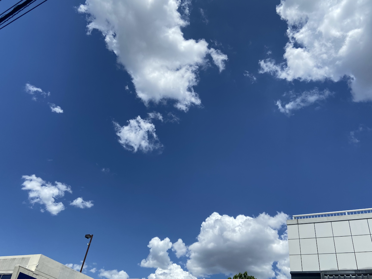 写真：青い空と白い雲