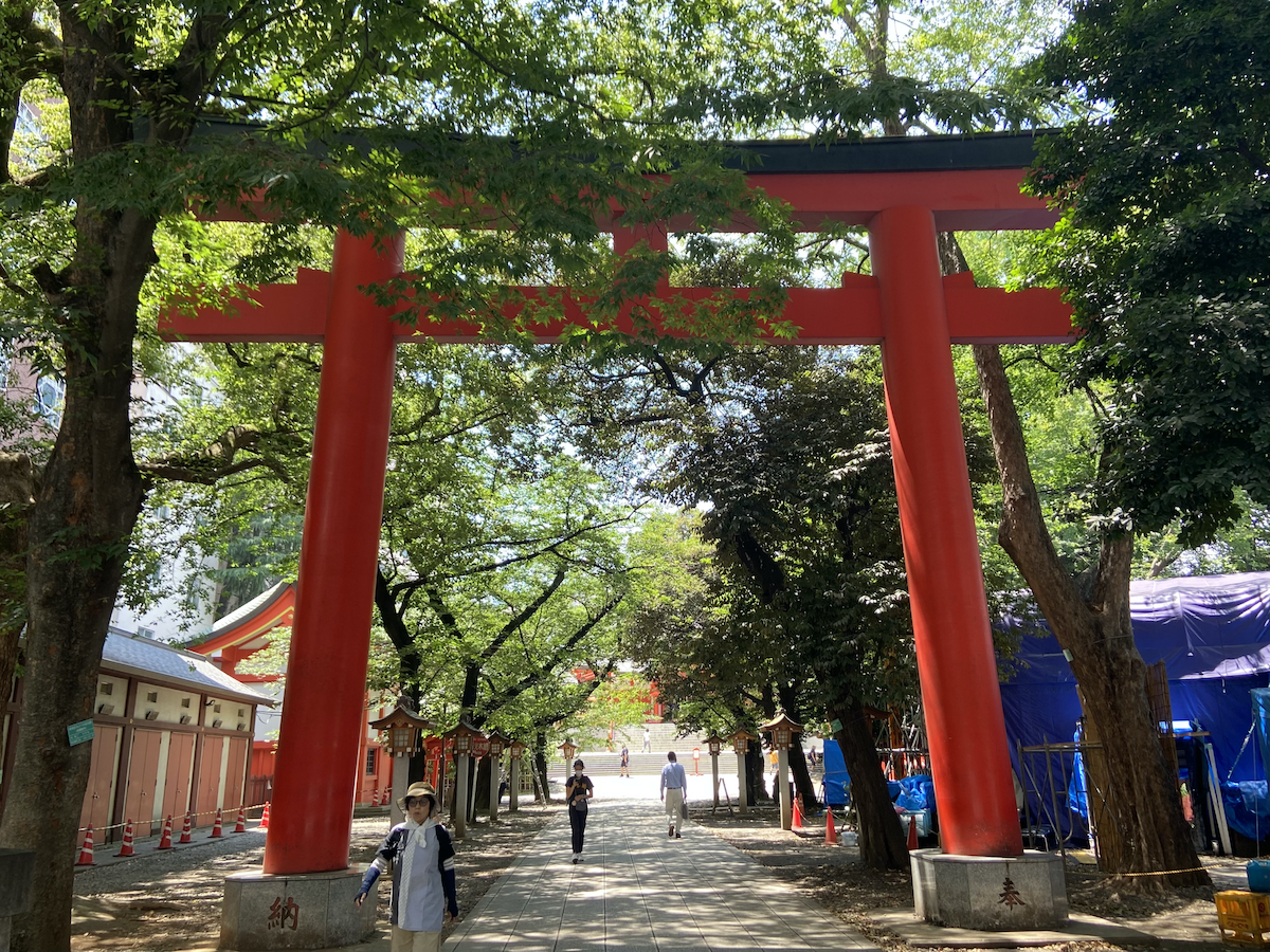 写真:神社内の鳥居