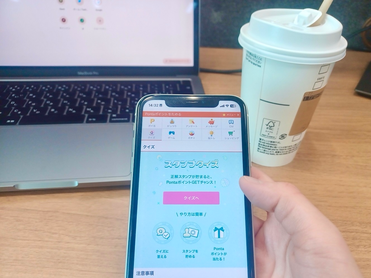 写真:デスクでスタンプクイズをやるすだちの手元