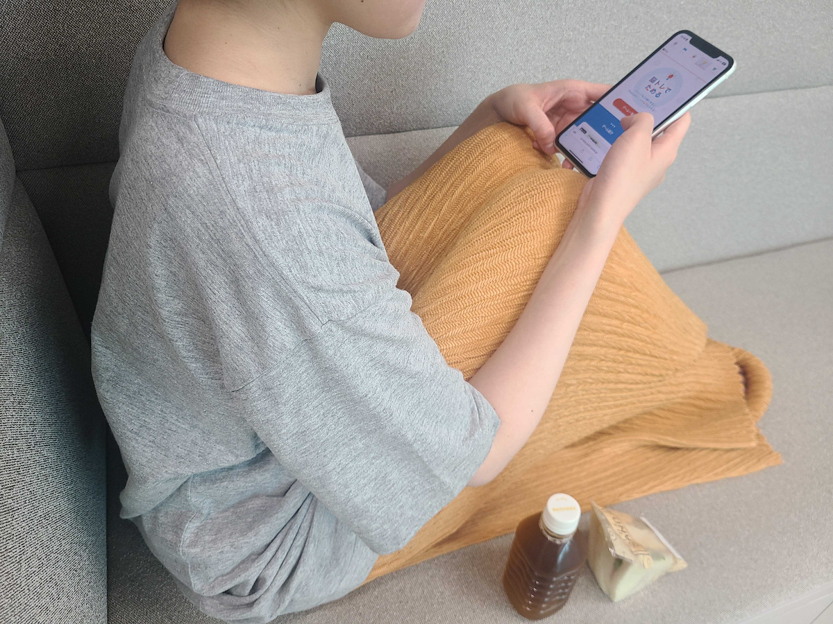 写真:お昼休みに脳トレゲームをするすだち