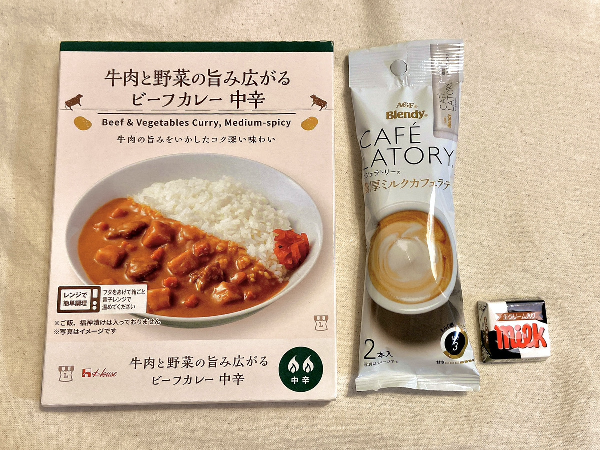 写真:ローソンオリジナルのカレー 、カフェラトリーのカフェラテスティック(2本入)、チロルチョコ