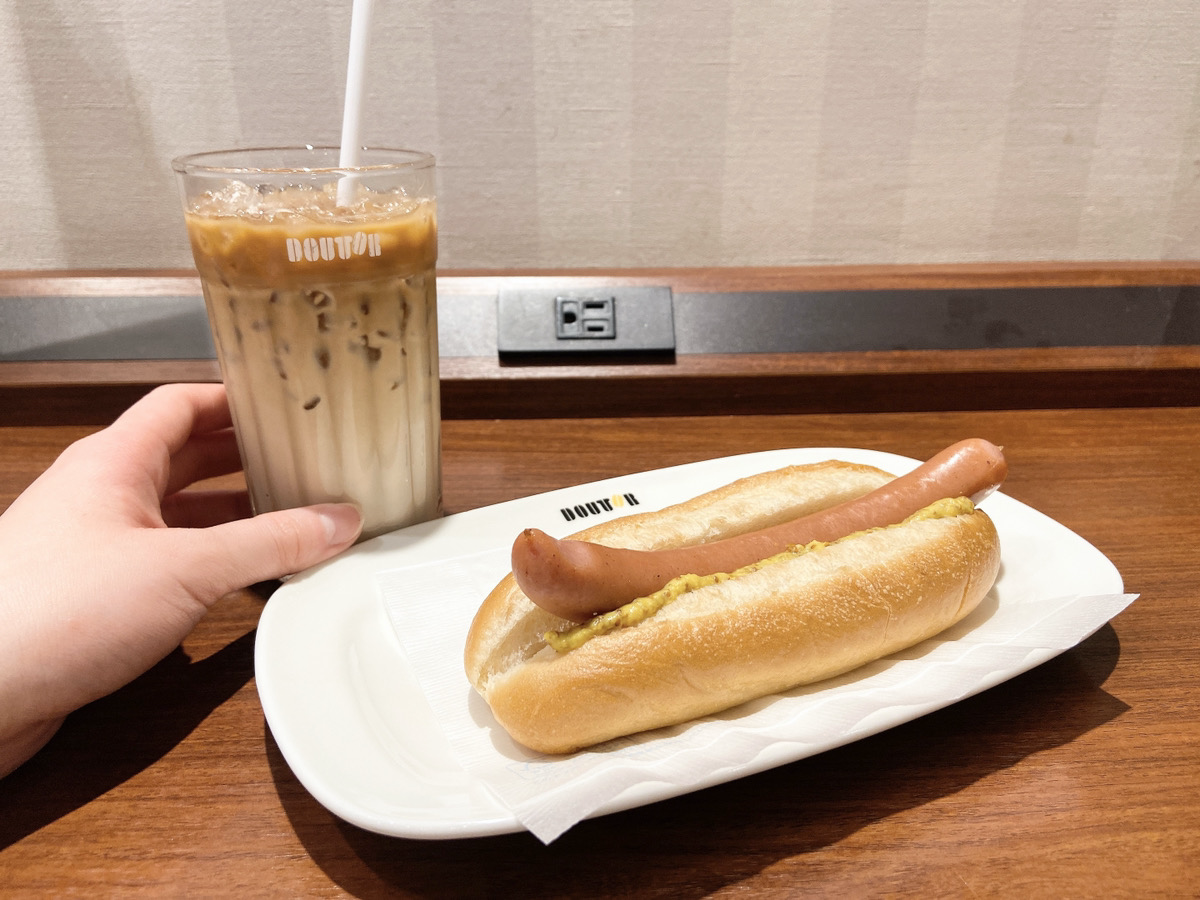 写真:ドトールのアイスカフェ・ラテとジャーマンドック