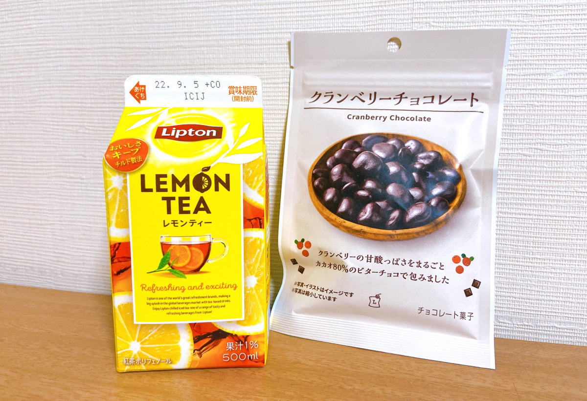写真:ローソンオリジナル「クランベリーチョコレート」と「リプトン レモンティー」
