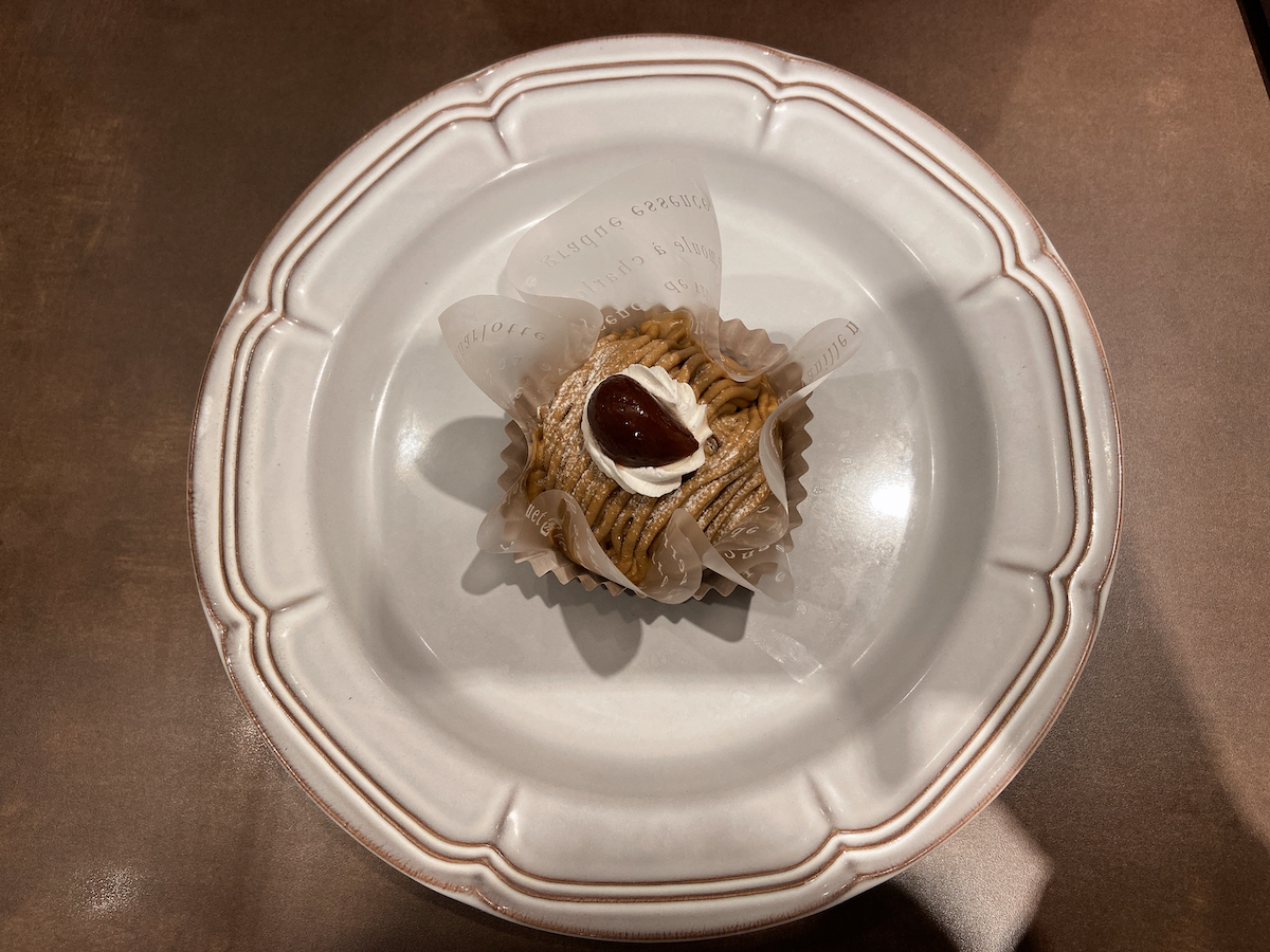 写真:カフェのモンブラン