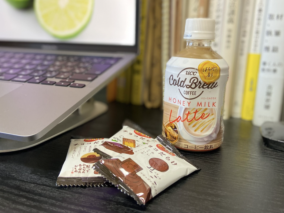 写真:PCの横にお菓子とドリンク
