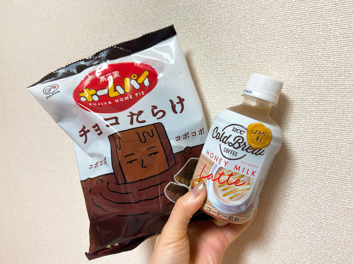 写真:不二家の「ホームパイ チョコだらけ」とUCC「COLD BREW ハニーミルクラテ」