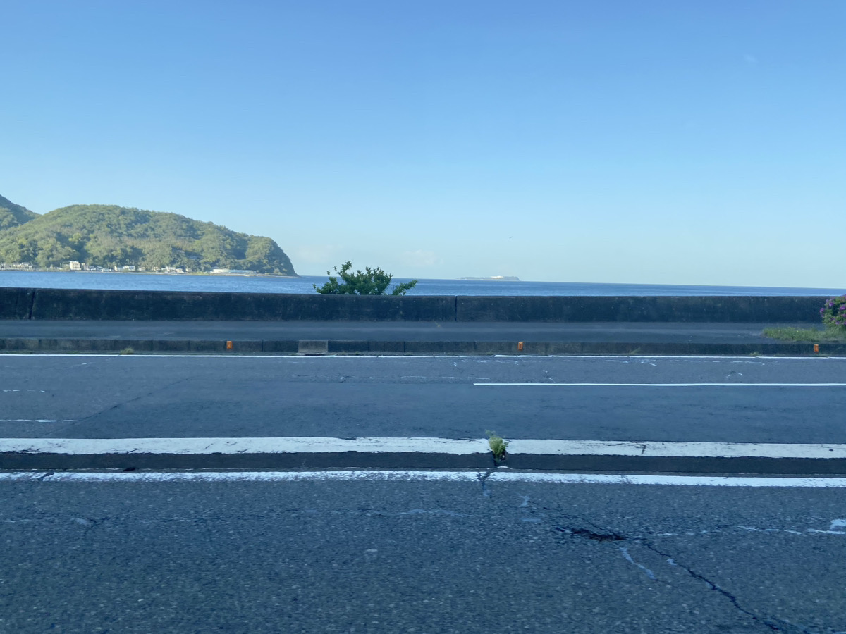 写真:車から見た海