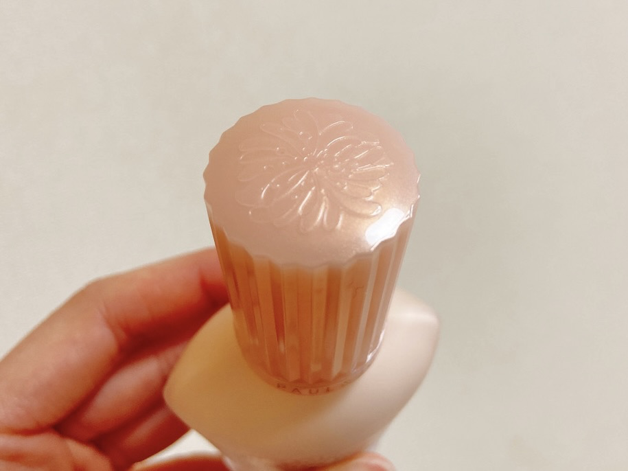 写真:容器のフタを上から見ると花の模様を発見