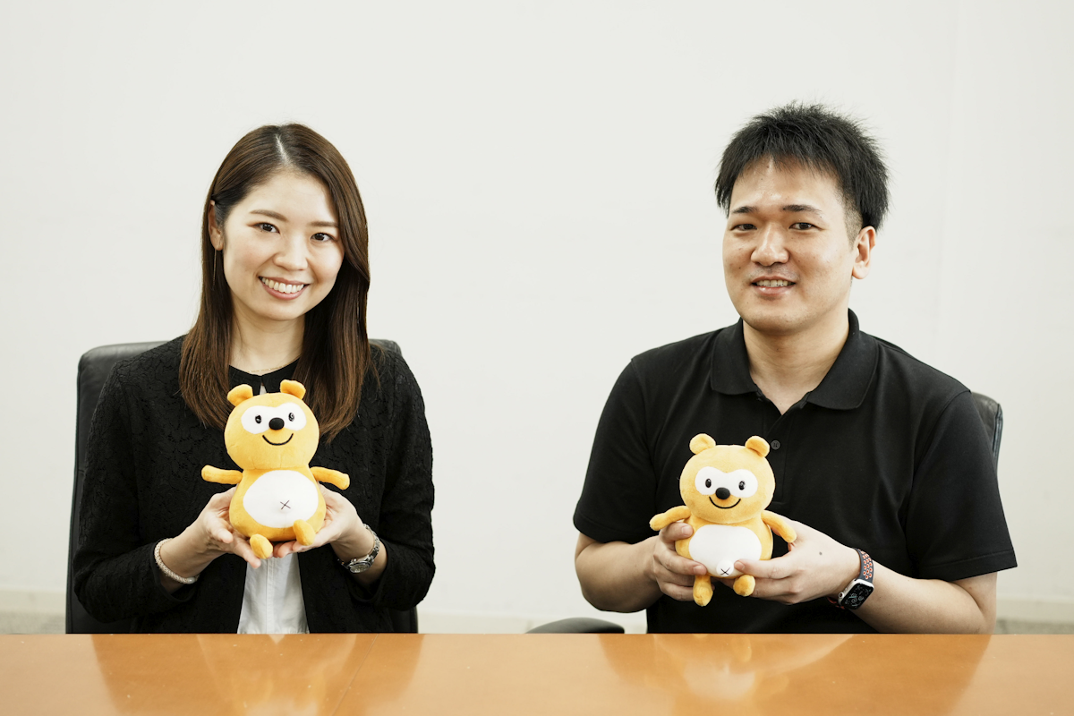 <記事内画像>:『auカブコム証券』の「中の人」(写真左:藤井 明代(ふじい あきよ)さん、写真右:前田 迅(まえだ じん)さん )