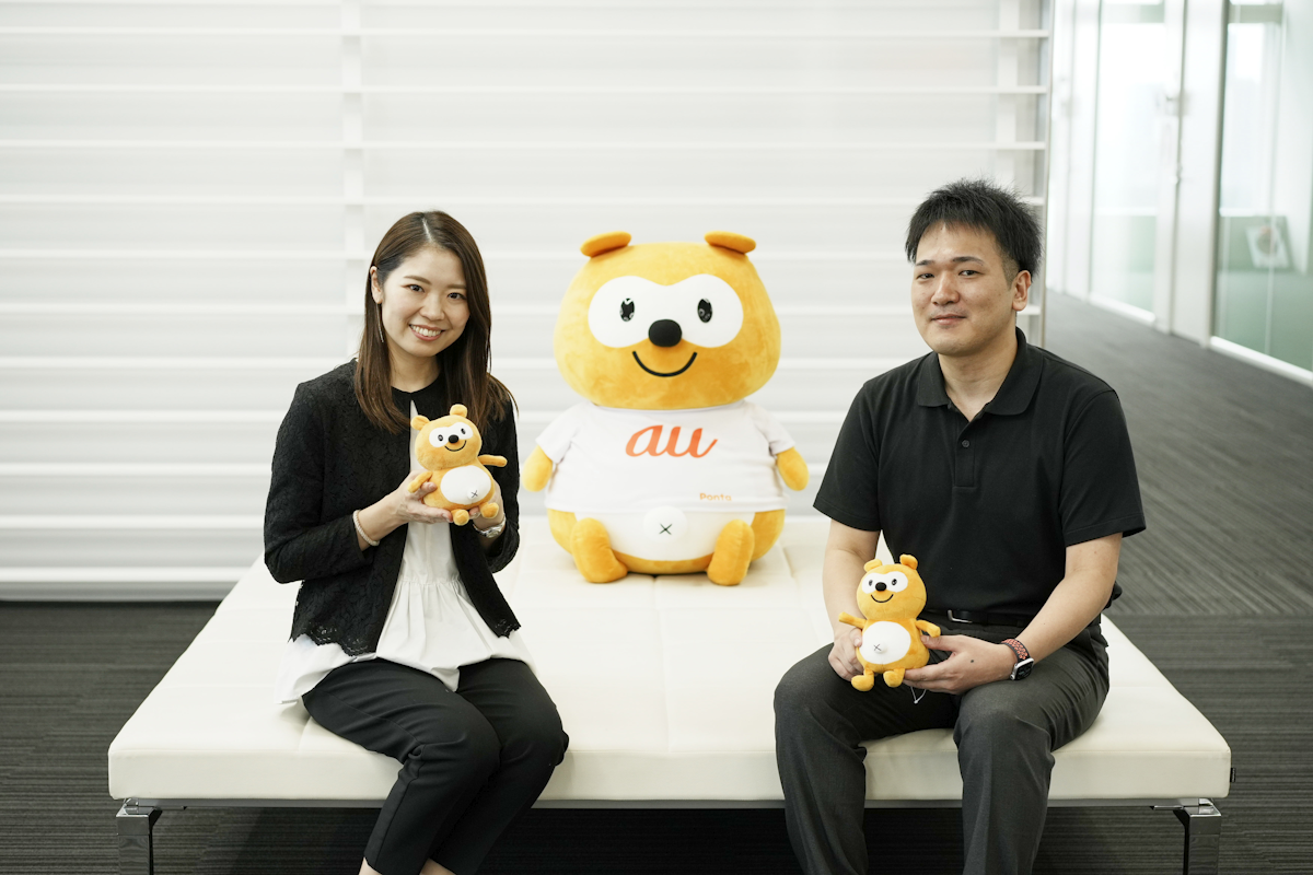 <記事内画像>:『auカブコム証券』の「中の人」(写真左:藤井 明代(ふじい あきよ)さん、写真右:前田 迅(まえだ じん)さん )