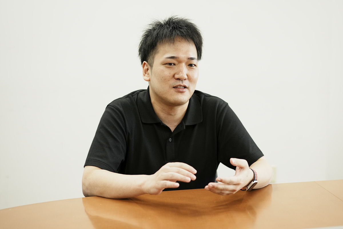 <記事内画像>:インタビューに答える様子(前田 迅さん)