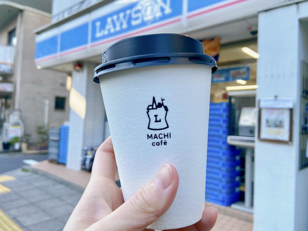 写真：ローソンの前でホットコーヒーを撮影