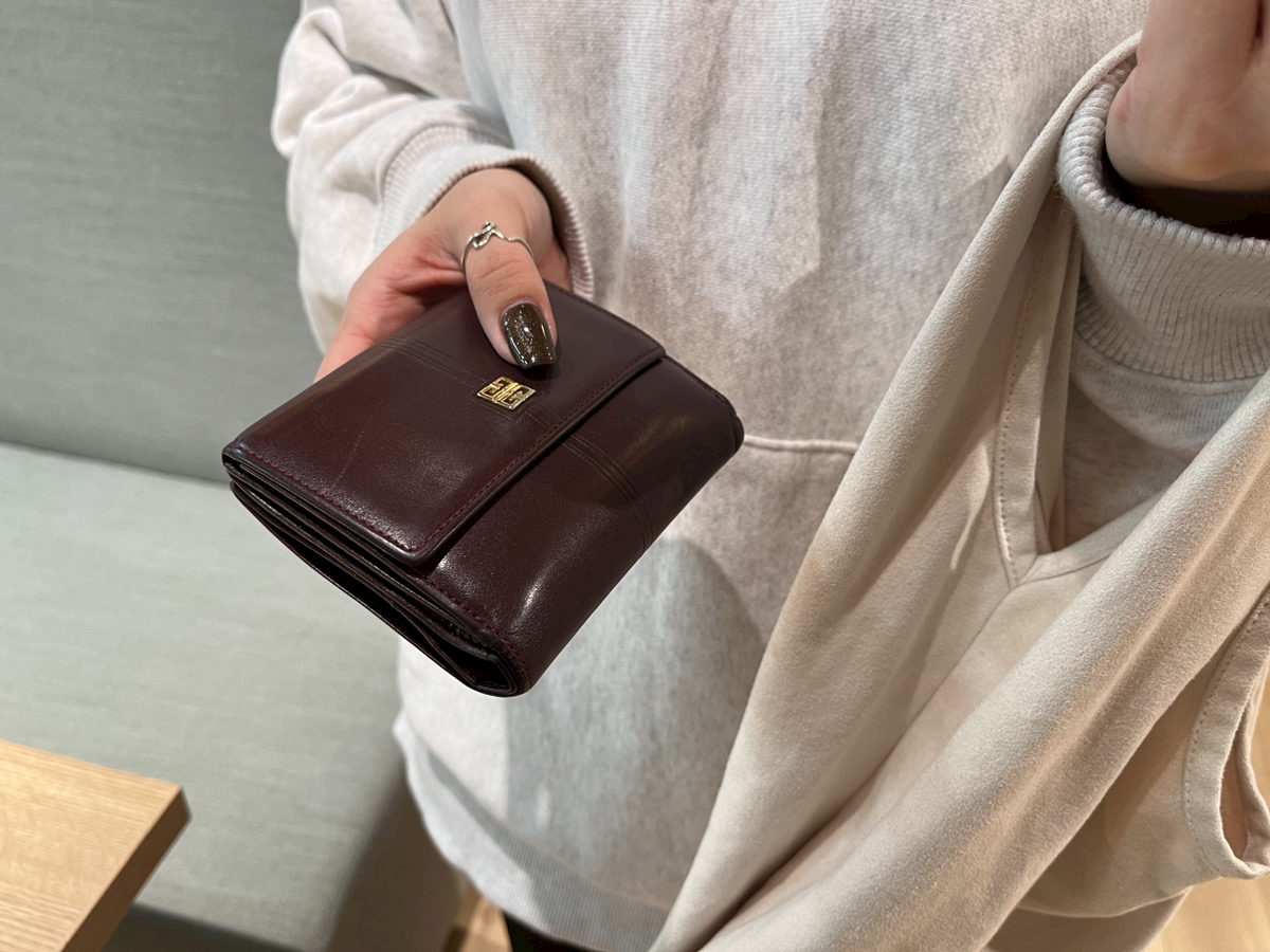 写真：財布を取り出す同僚の手元